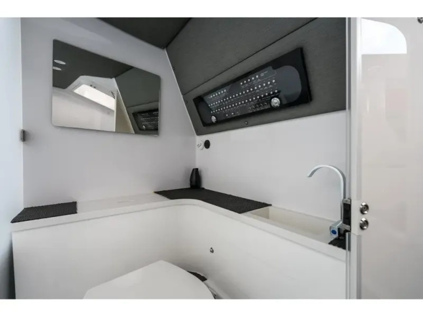 2022 Axopar 37 XC CROSS CABIN
