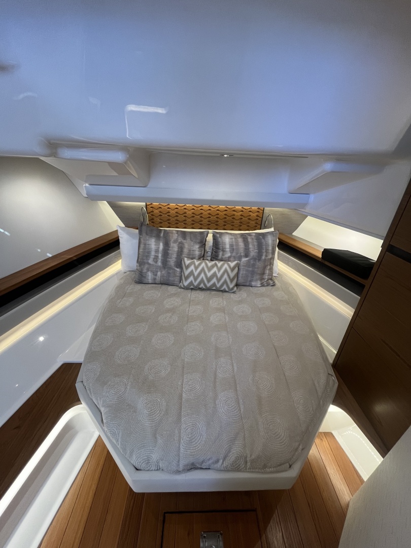 Tiara Yachts 48 LS — SASSY III - Photo 9