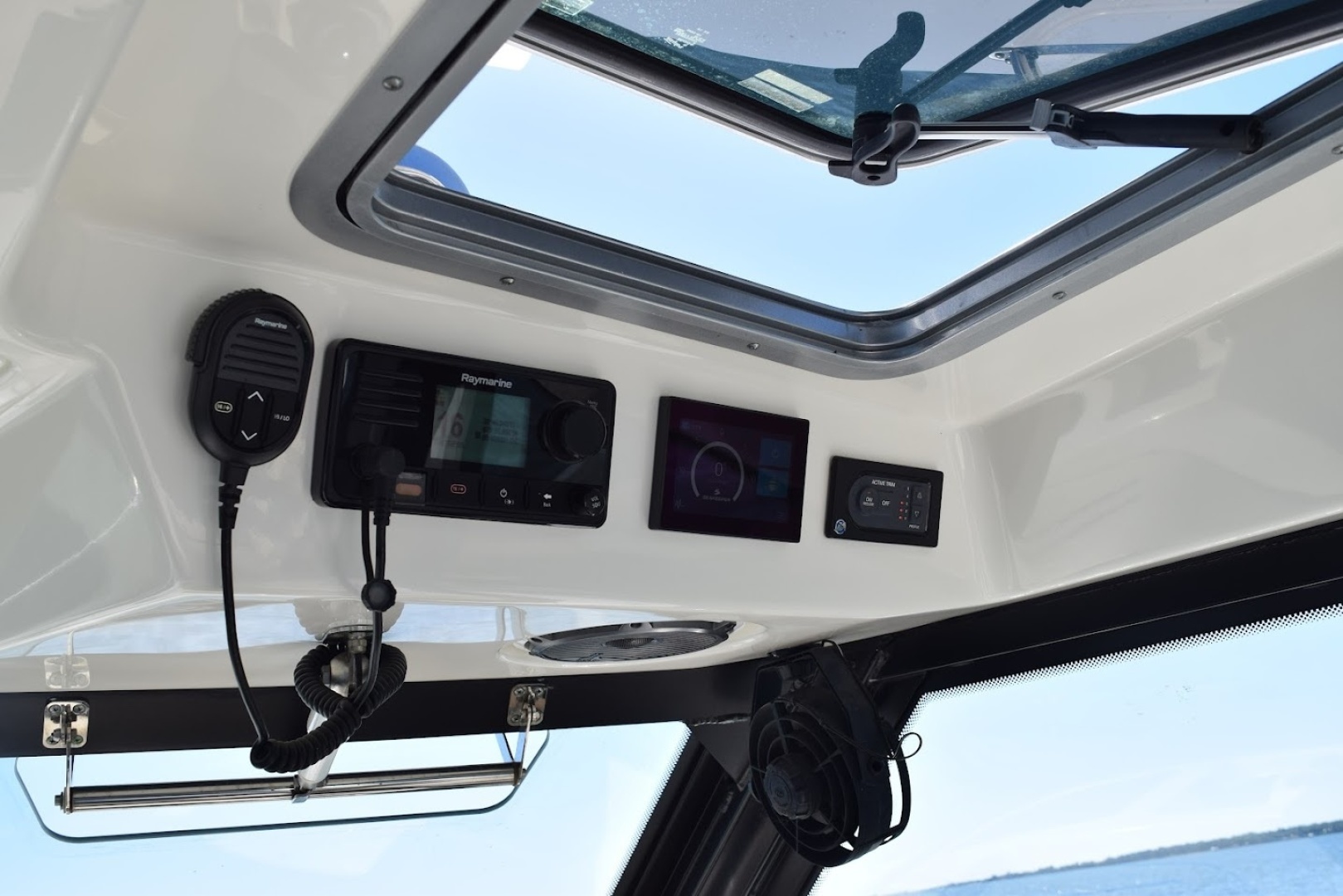 2021 Boston Whaler 325 Conquest