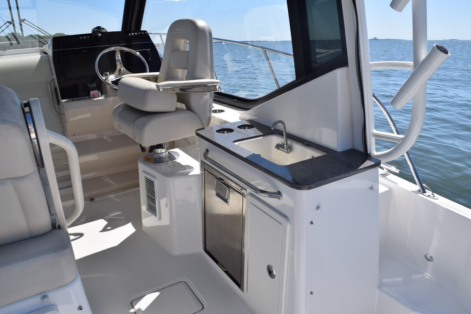 2021 Boston Whaler 325 Conquest