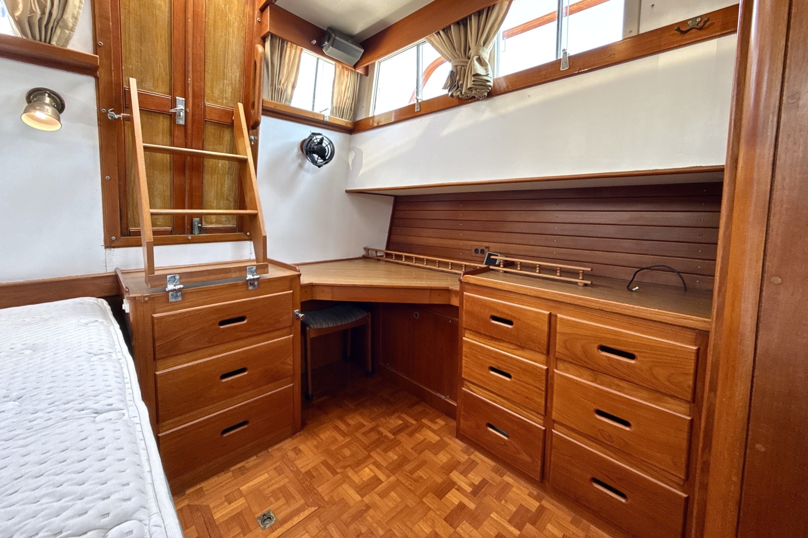 Aft Stateroom Desk