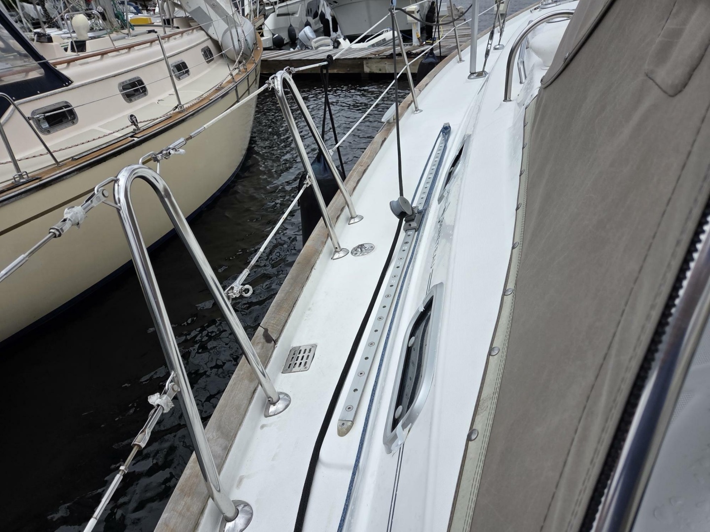 Cockpit-adjustable jib sheet leads