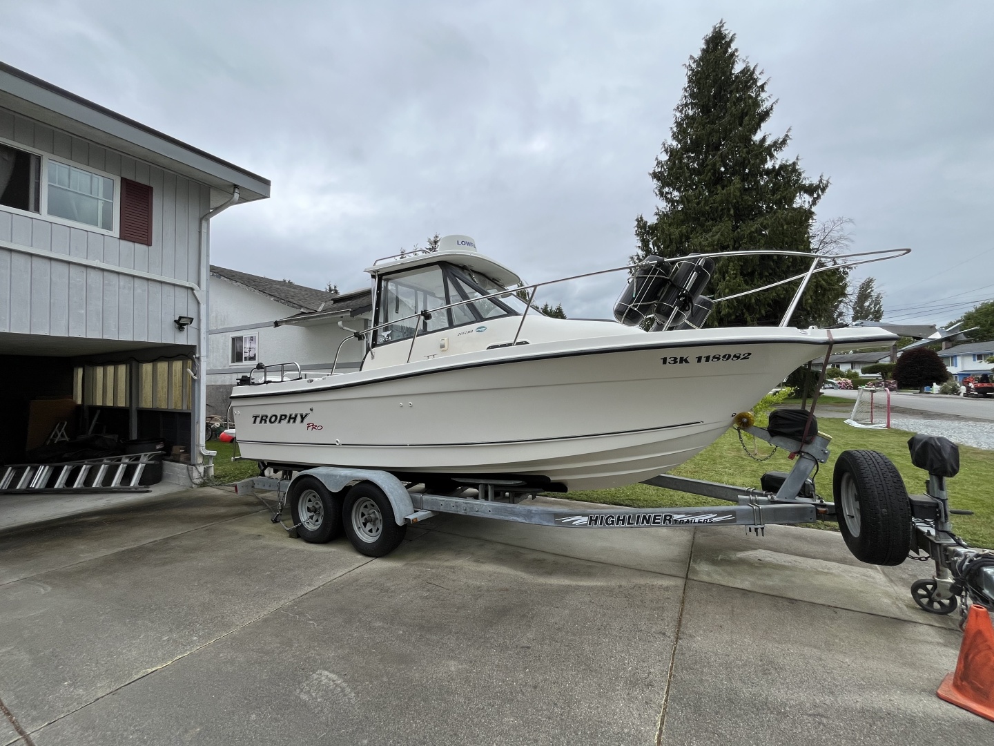 2005 Bayliner Trophy 2052 Walkaround