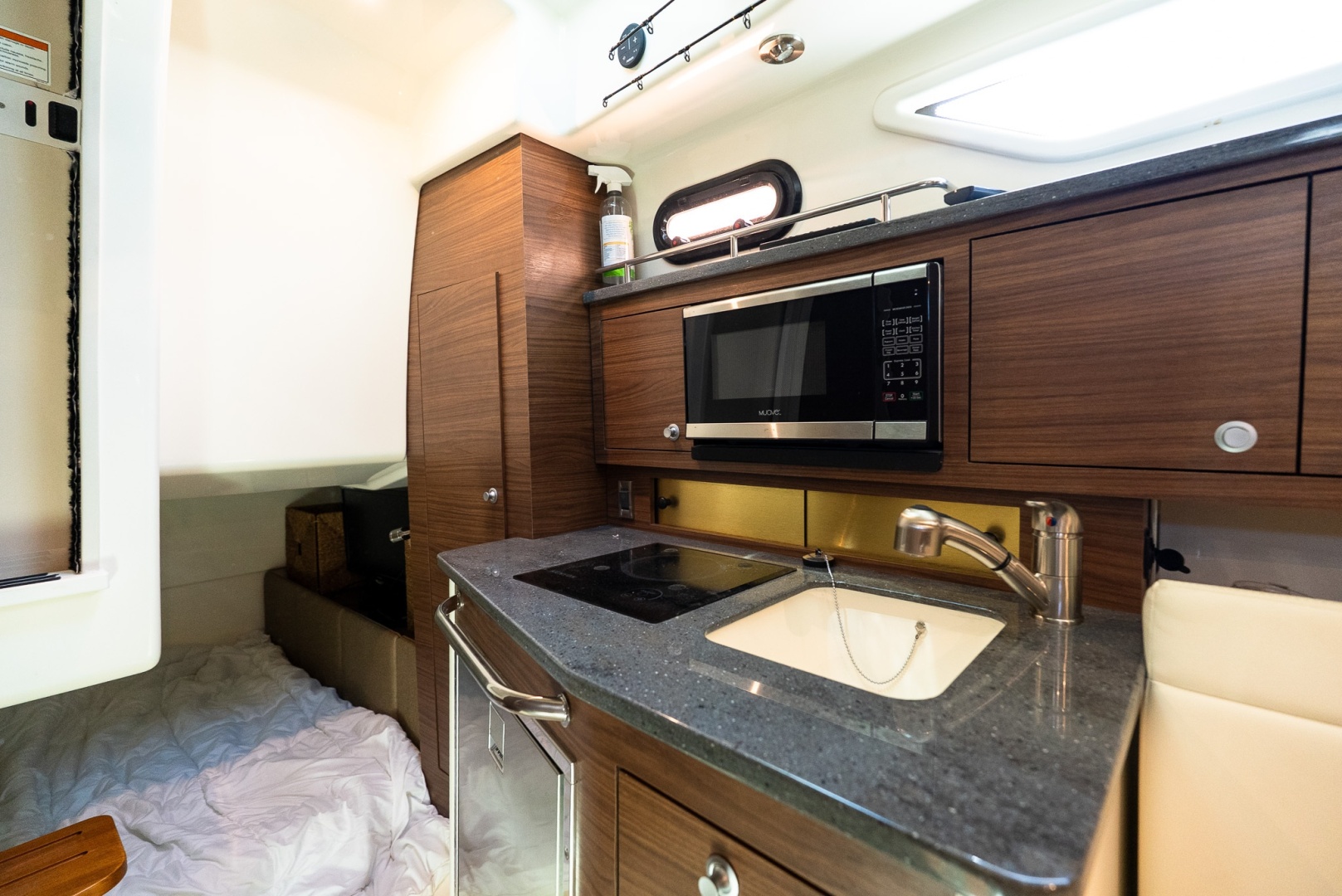2020 Boston Whaler 325 Conquest