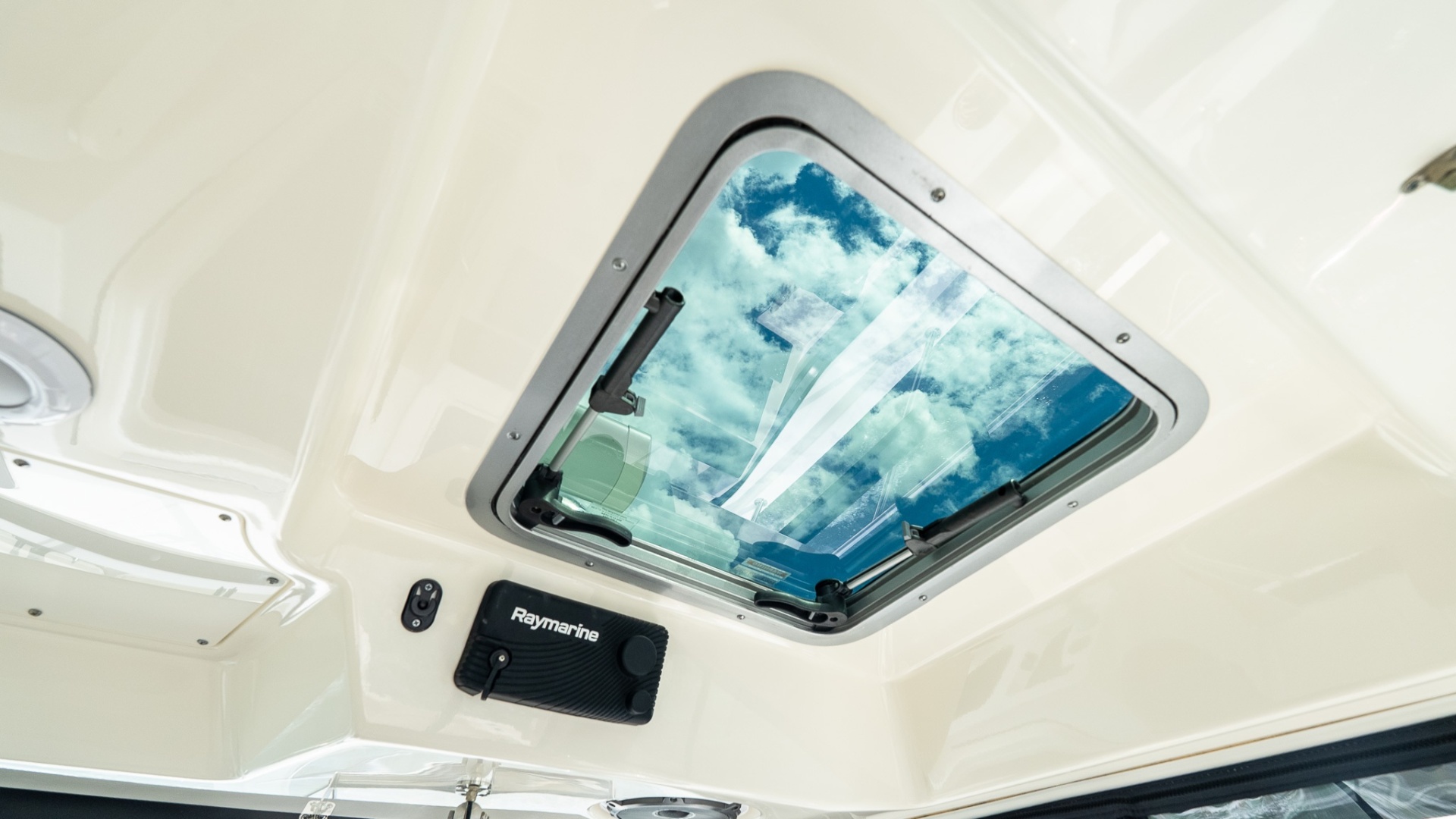 2020 Boston Whaler 325 Conquest