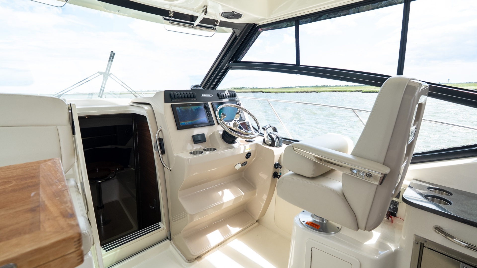 2020 Boston Whaler 325 Conquest