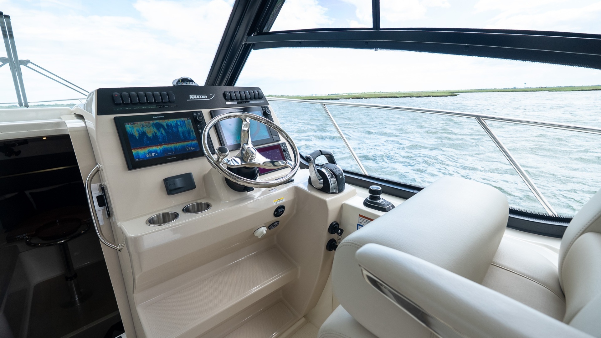2020 Boston Whaler 325 Conquest