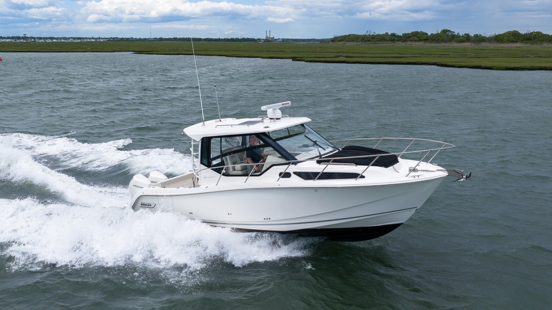 2020 Boston Whaler 325 Conquest