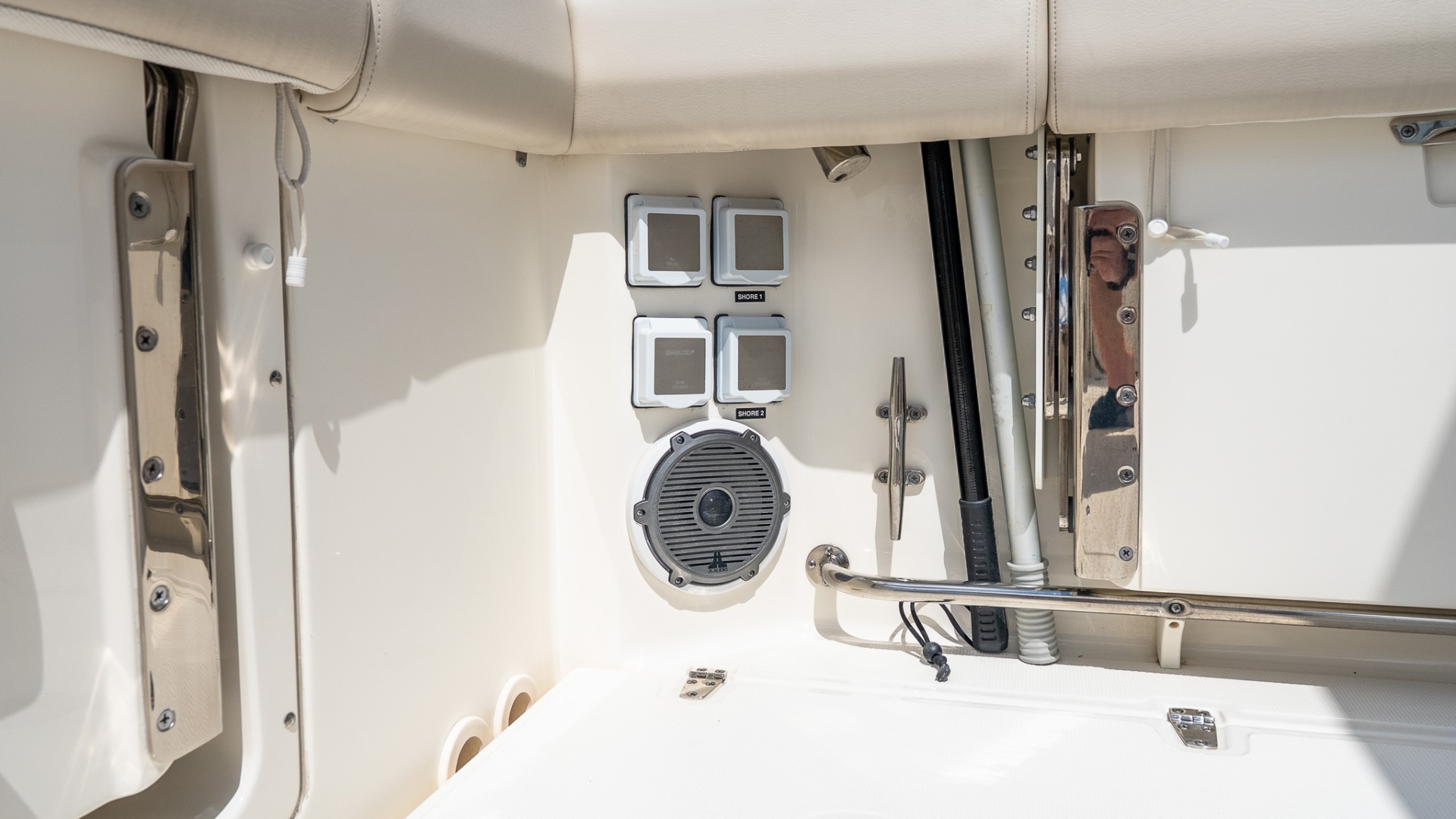 2020 Boston Whaler 325 Conquest