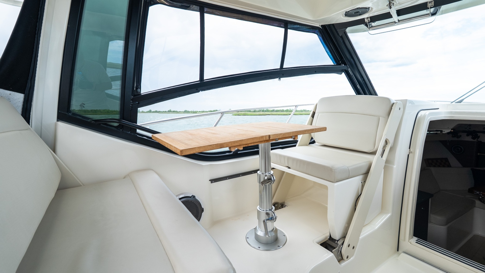 2020 Boston Whaler 325 Conquest