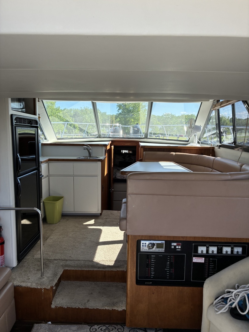 1995 Carver 370 Voyager