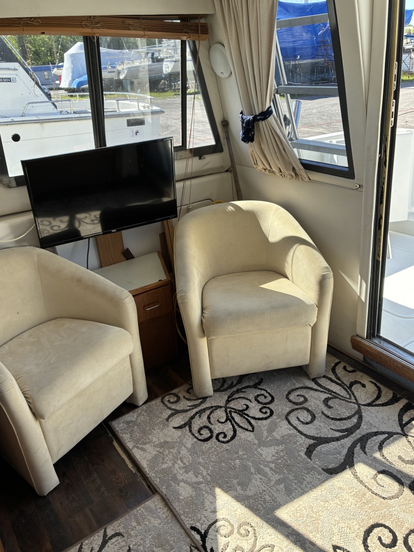 1995 Carver 370 Voyager