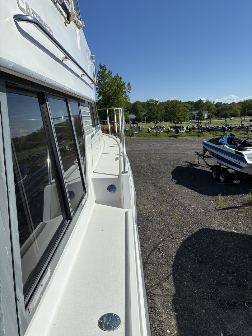 1995 Carver 370 Voyager