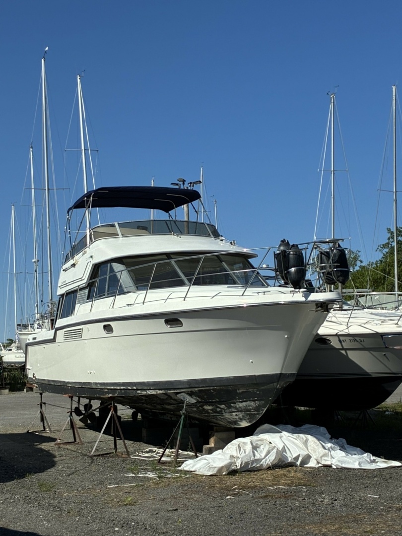1995 Carver 370 Voyager