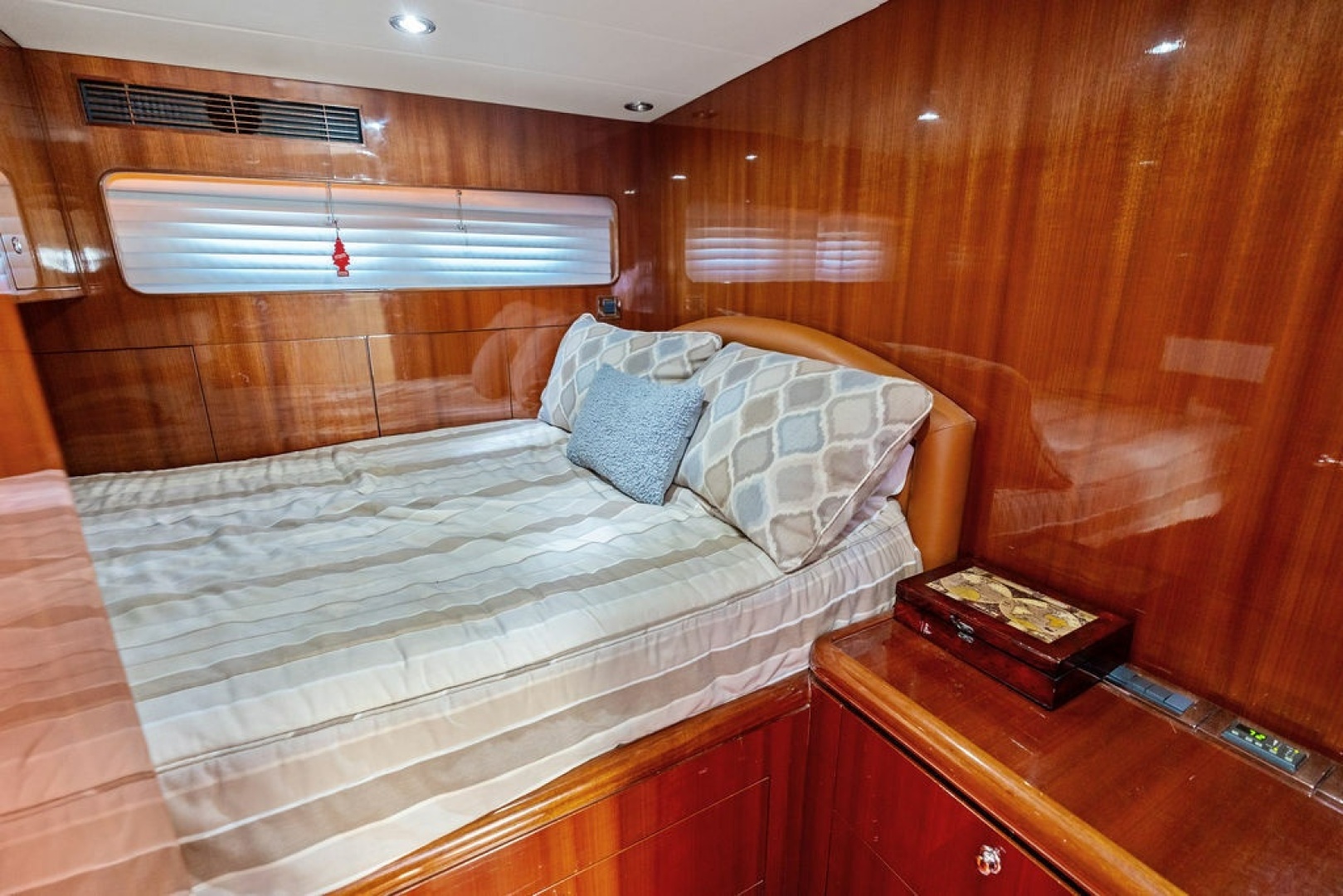 2005 Horizon 82