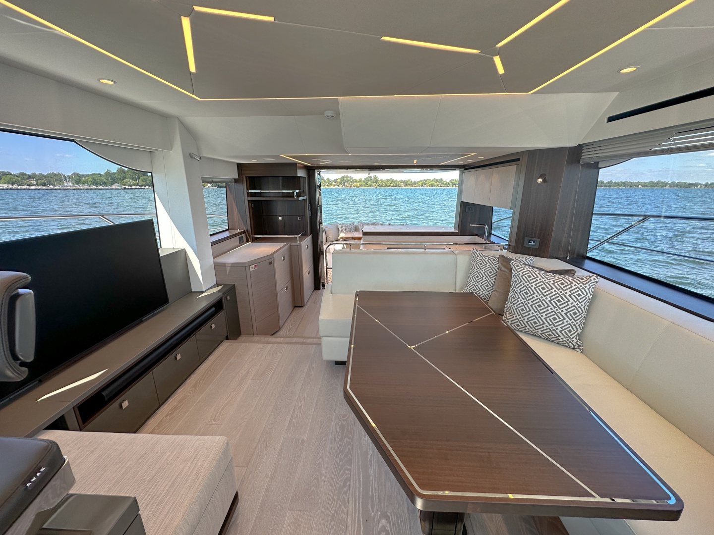 2024 Sunseeker 55 Manhattan