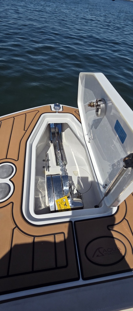 2021 Sea Hunt Escape 27 Center Console