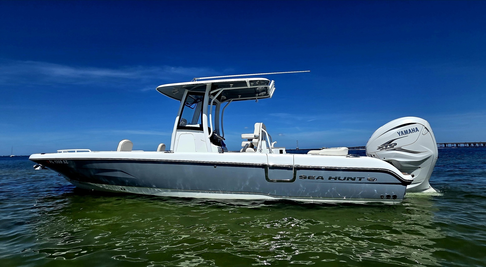 2021 Sea Hunt Escape 27 Center Console