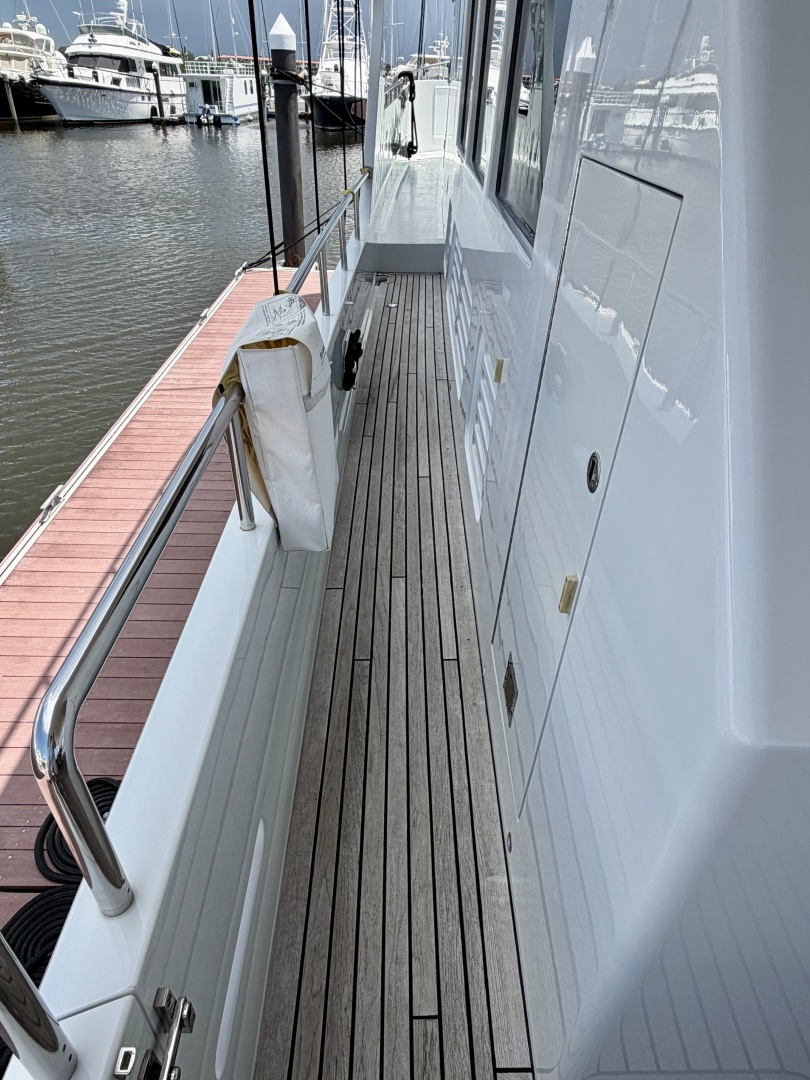 Alaskan 70 Motor Yacht Yacht For Sale