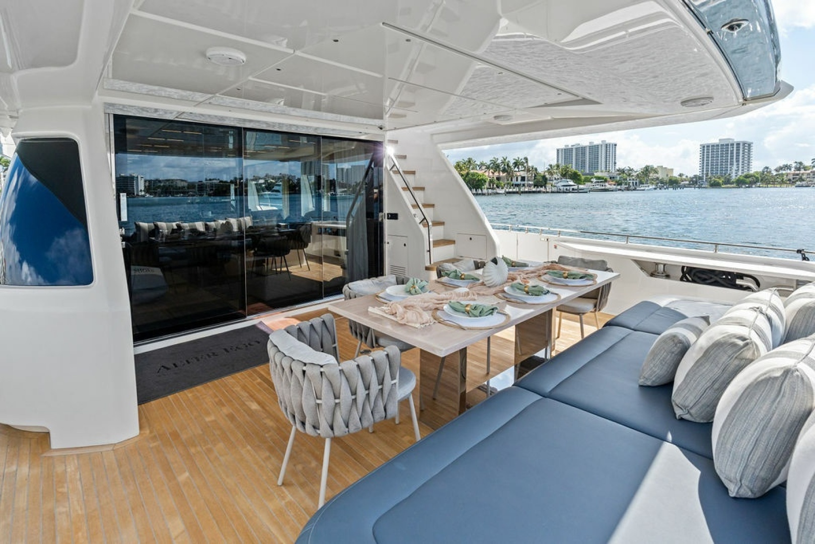 2018 Ferretti Yachts 850 Motoryacht