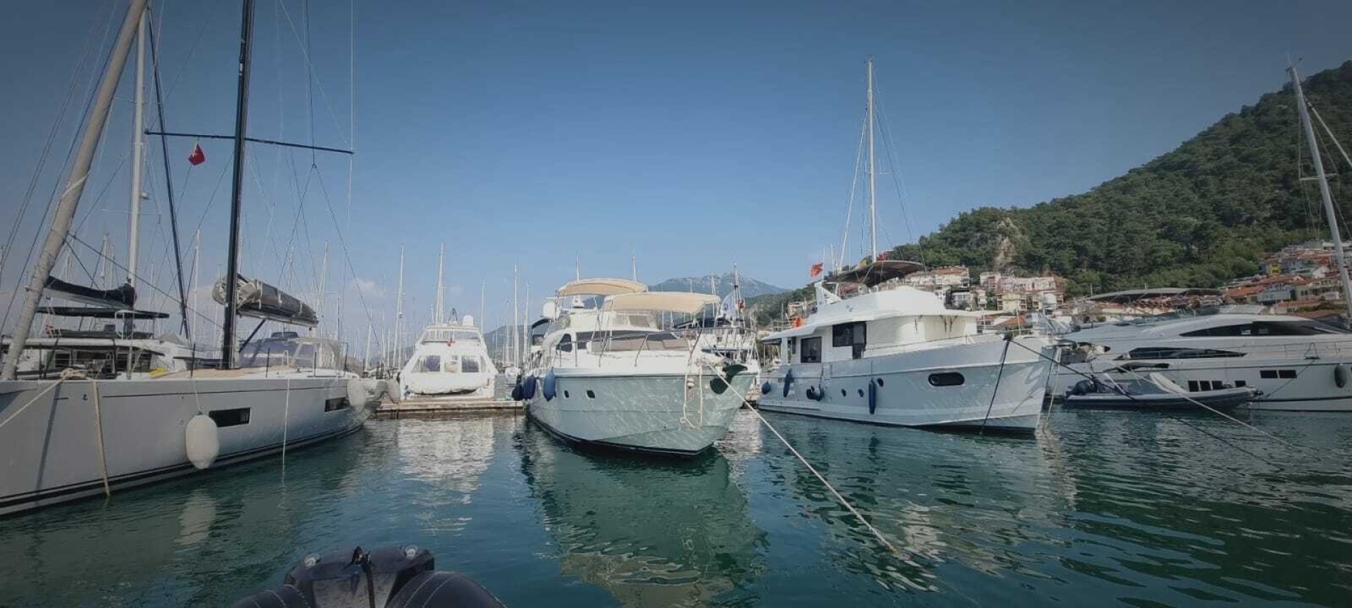 57ft Ferretti Yachts Yacht For Sale