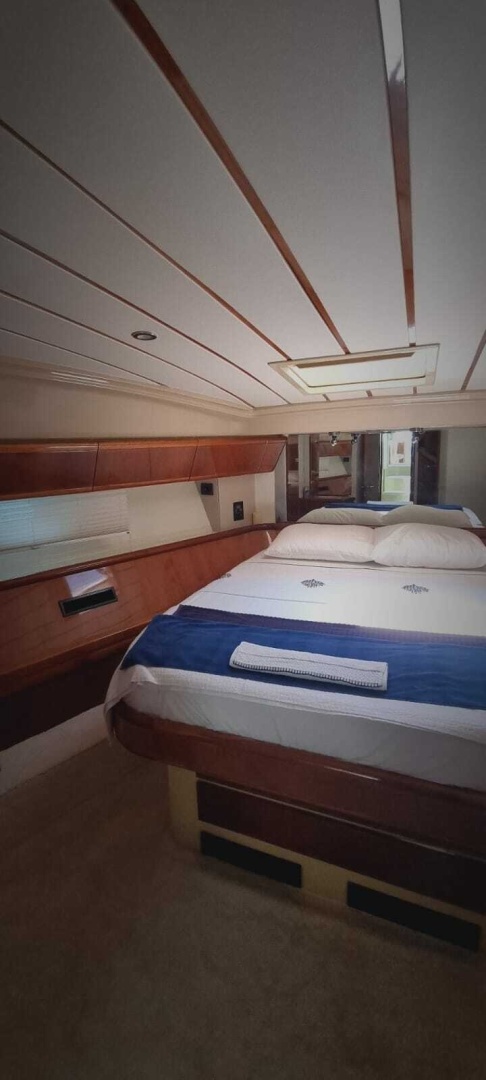 2001 Ferretti Yachts 