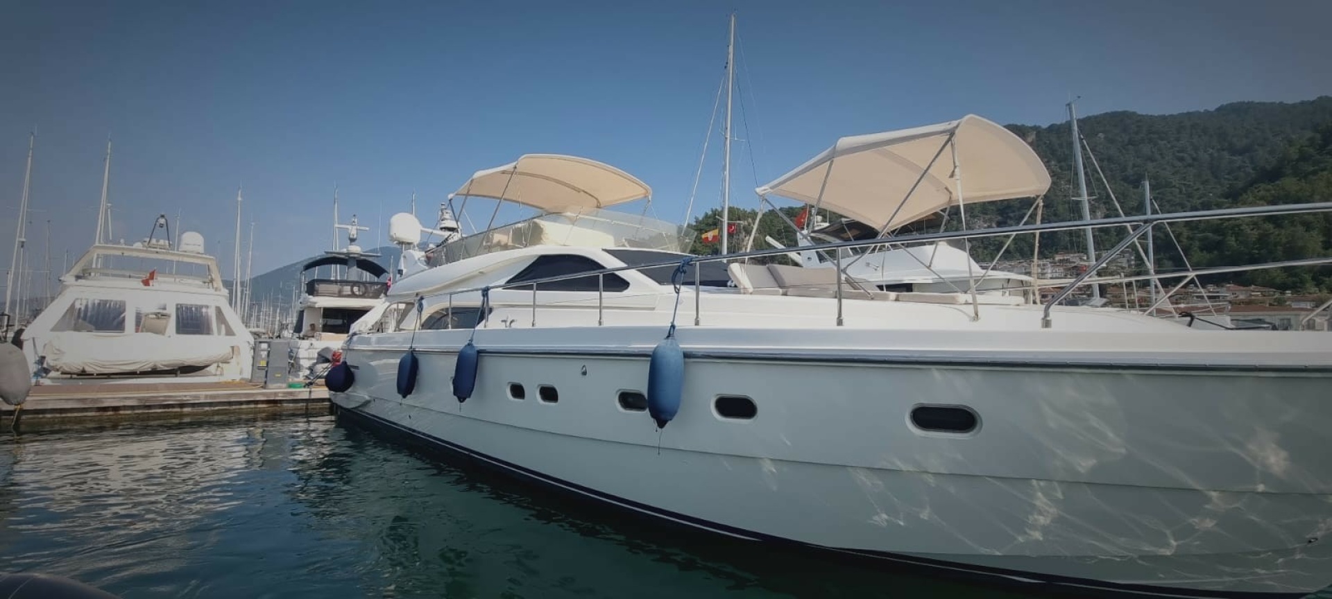 2001 Ferretti Yachts 