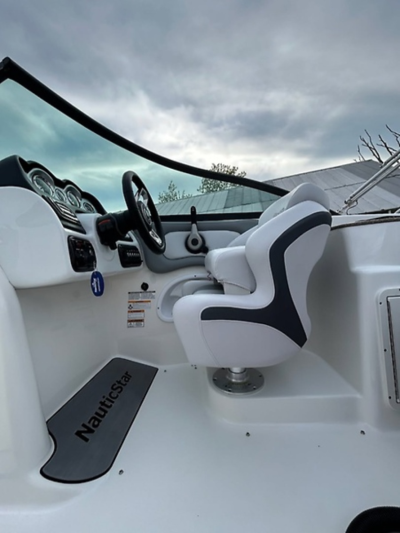 24ft NauticStar Yacht For Sale
