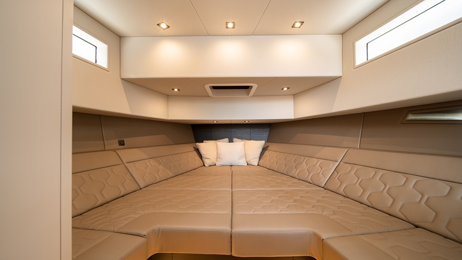 21 SUMMER 45ft Vanquish Yachts Yacht For Sale
