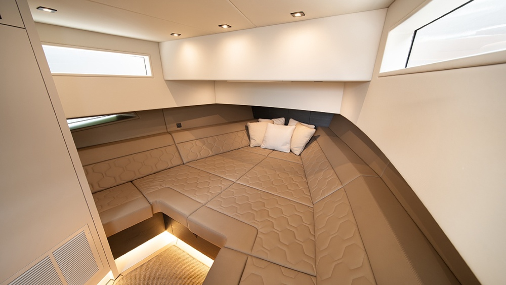 21 SUMMER 45ft Vanquish Yachts Yacht For Sale