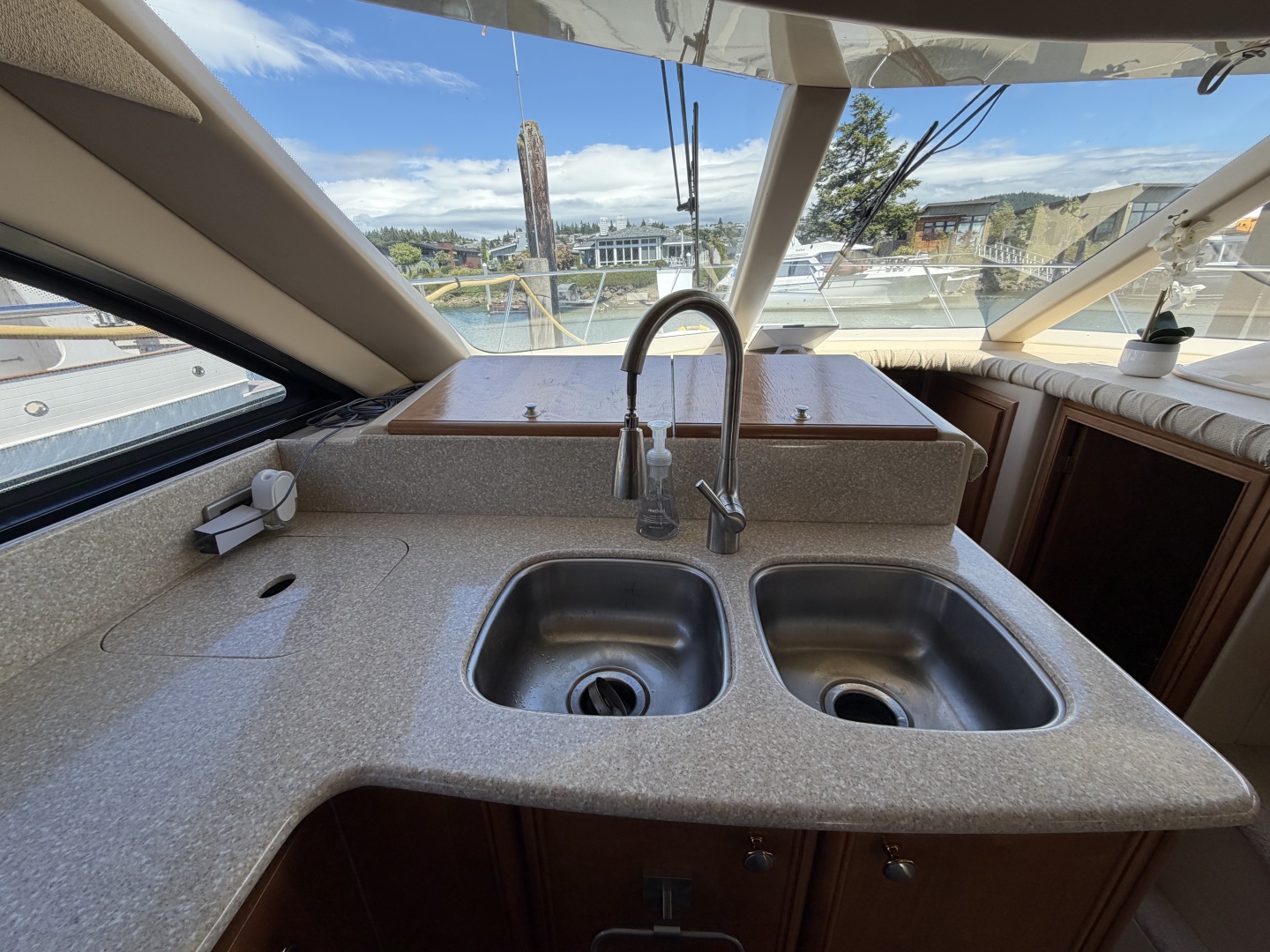 2004 Meridian 411
