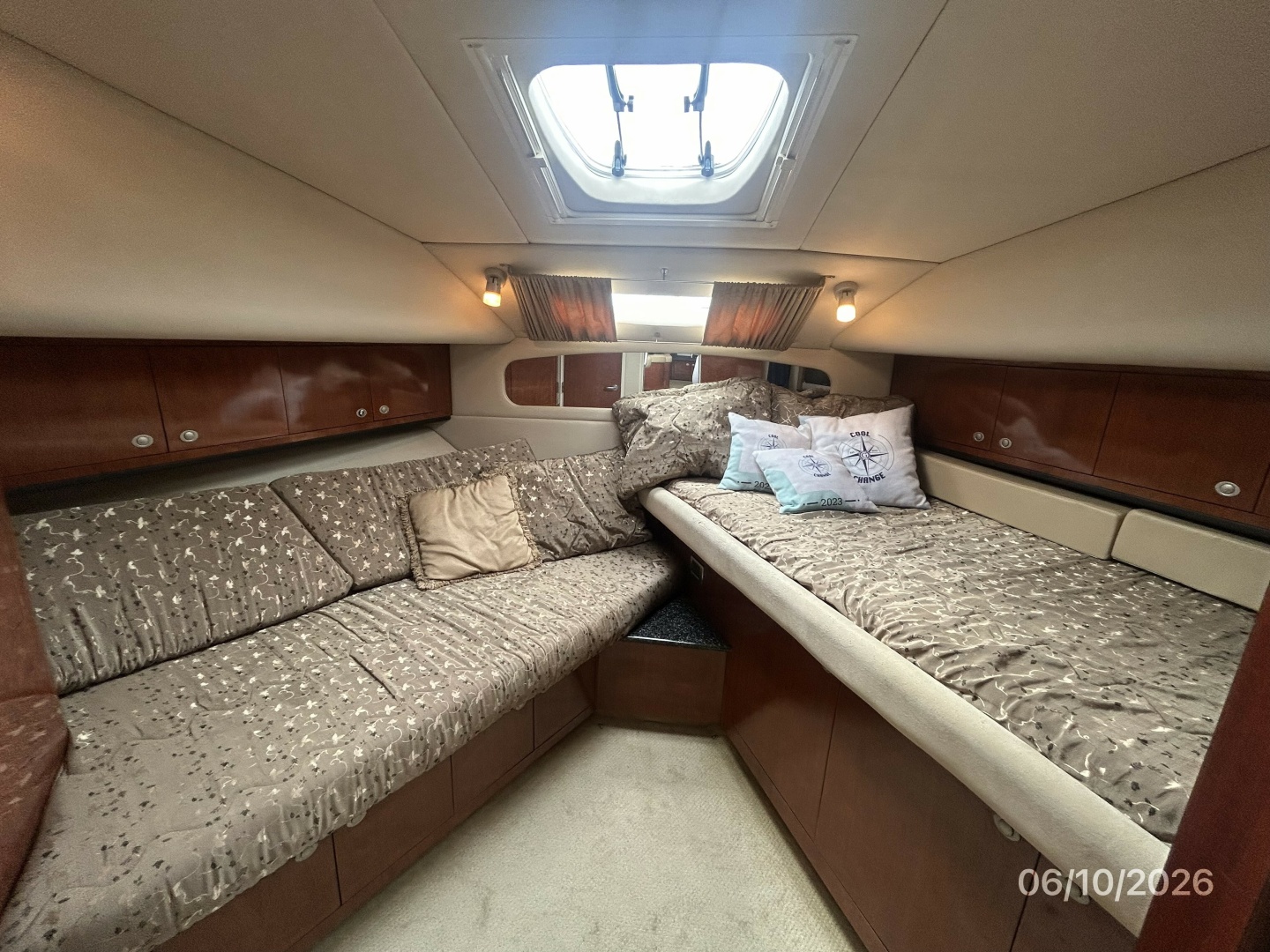 39' Sea Ray guest stateroom