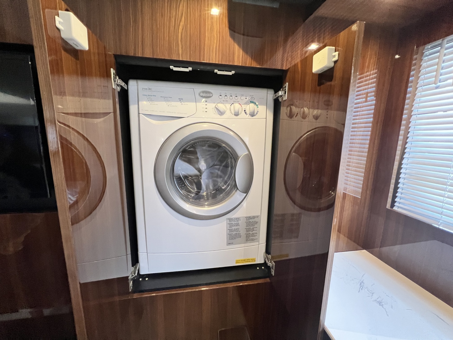 2021 Cruisers Yachts 50 Cantius