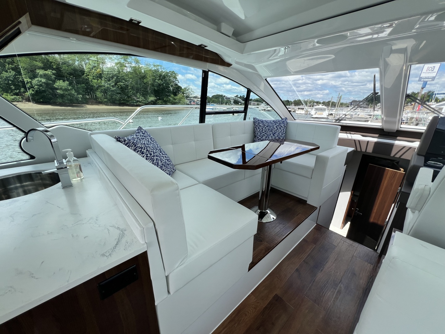 2021 Cruisers Yachts 50 Cantius