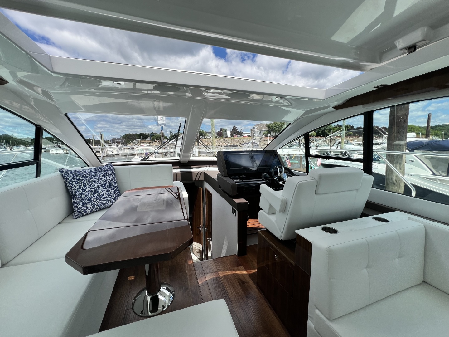 2021 Cruisers Yachts 50 Cantius