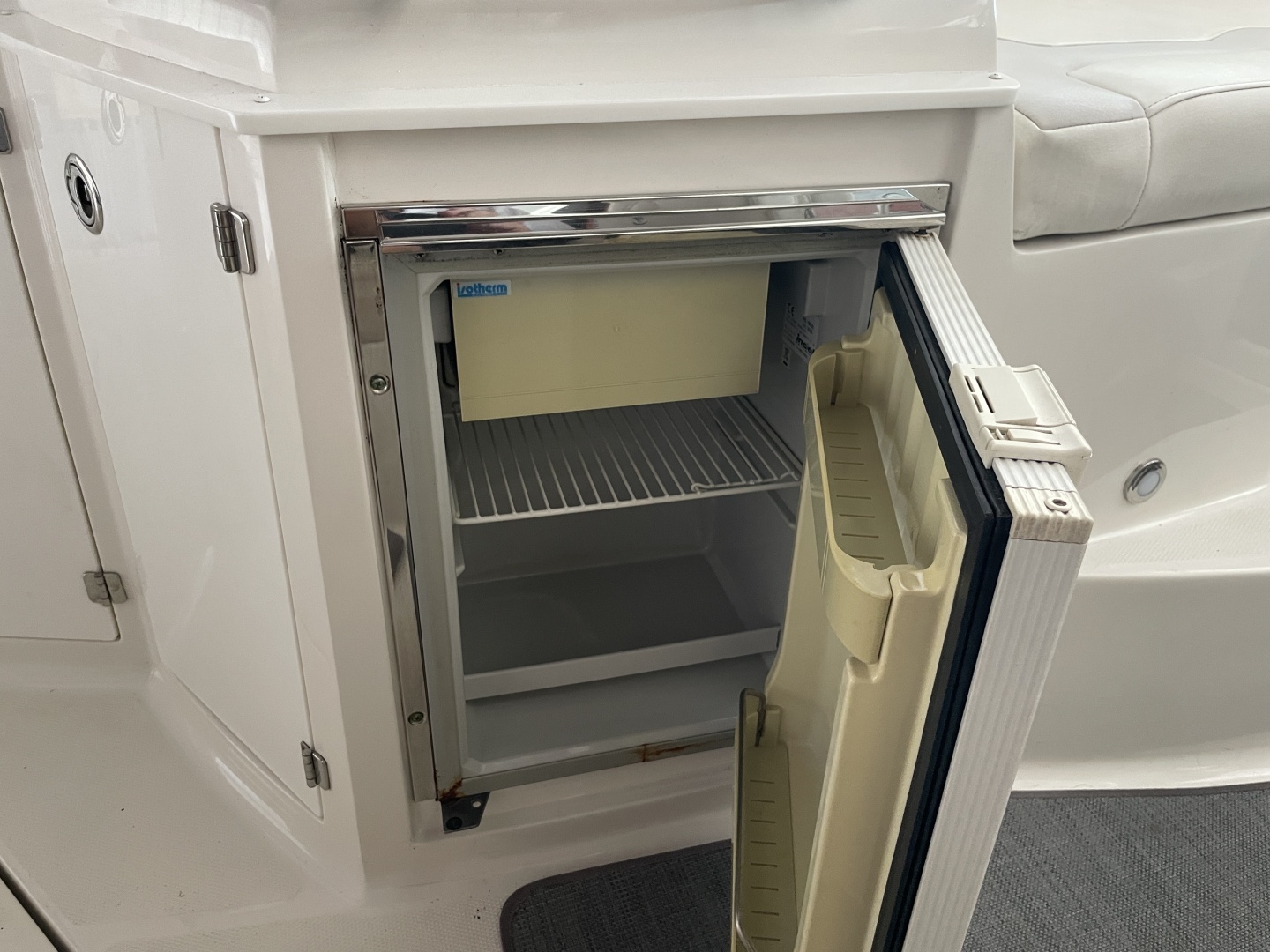 Trailer included 28ft Monterey Yacht For Sale