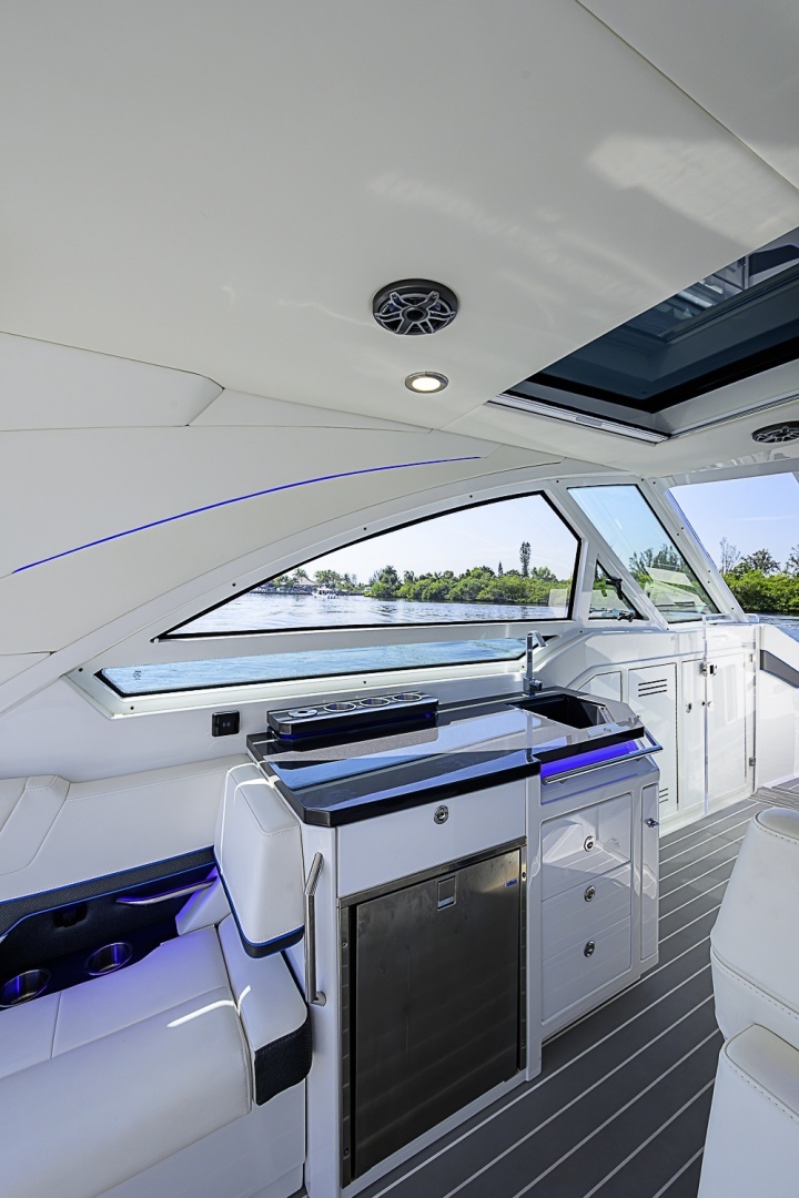 Formula 400 Super Sport Crossover Yacht For Sale