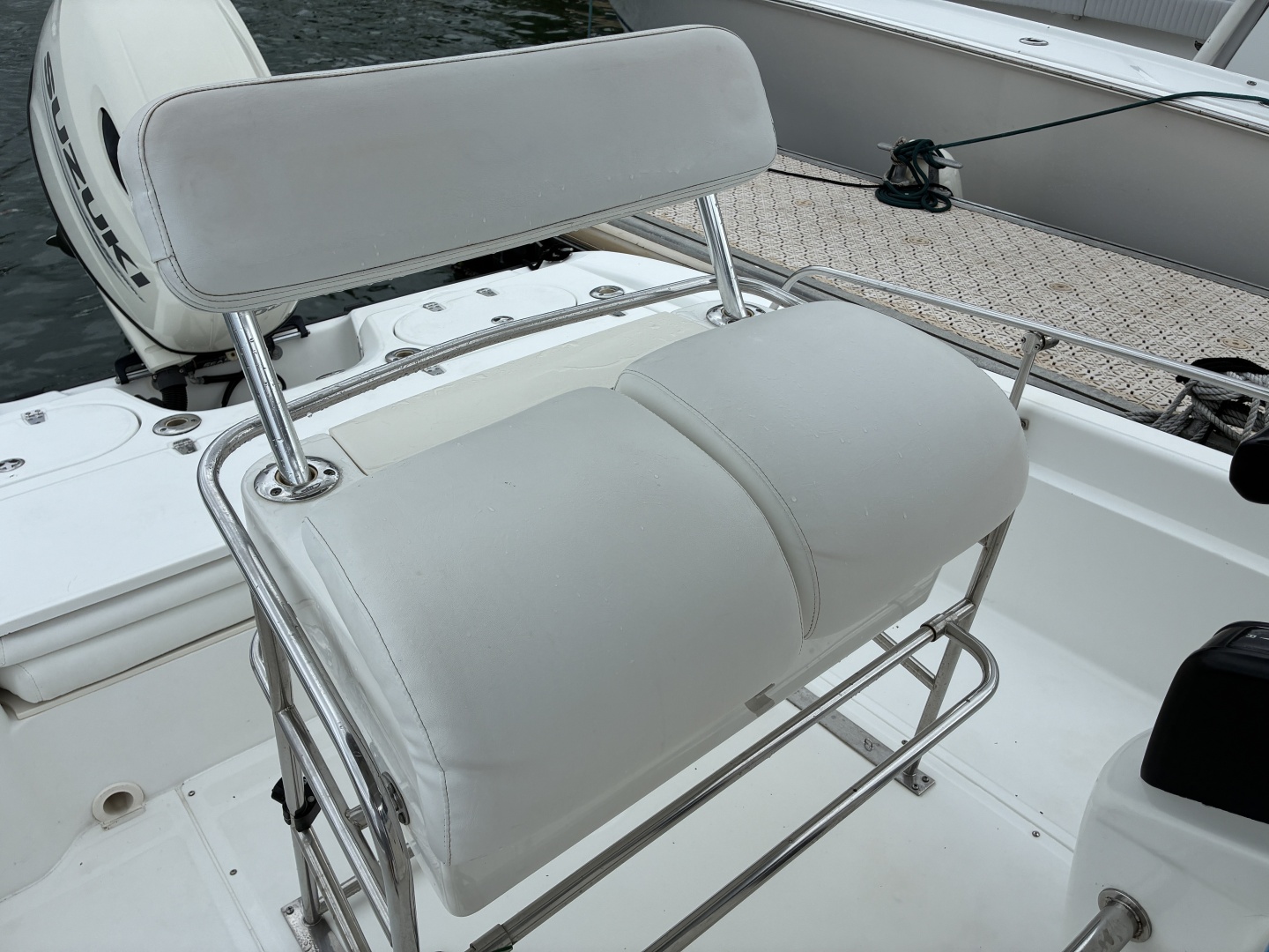 2004 Boston Whaler 220 Dauntless