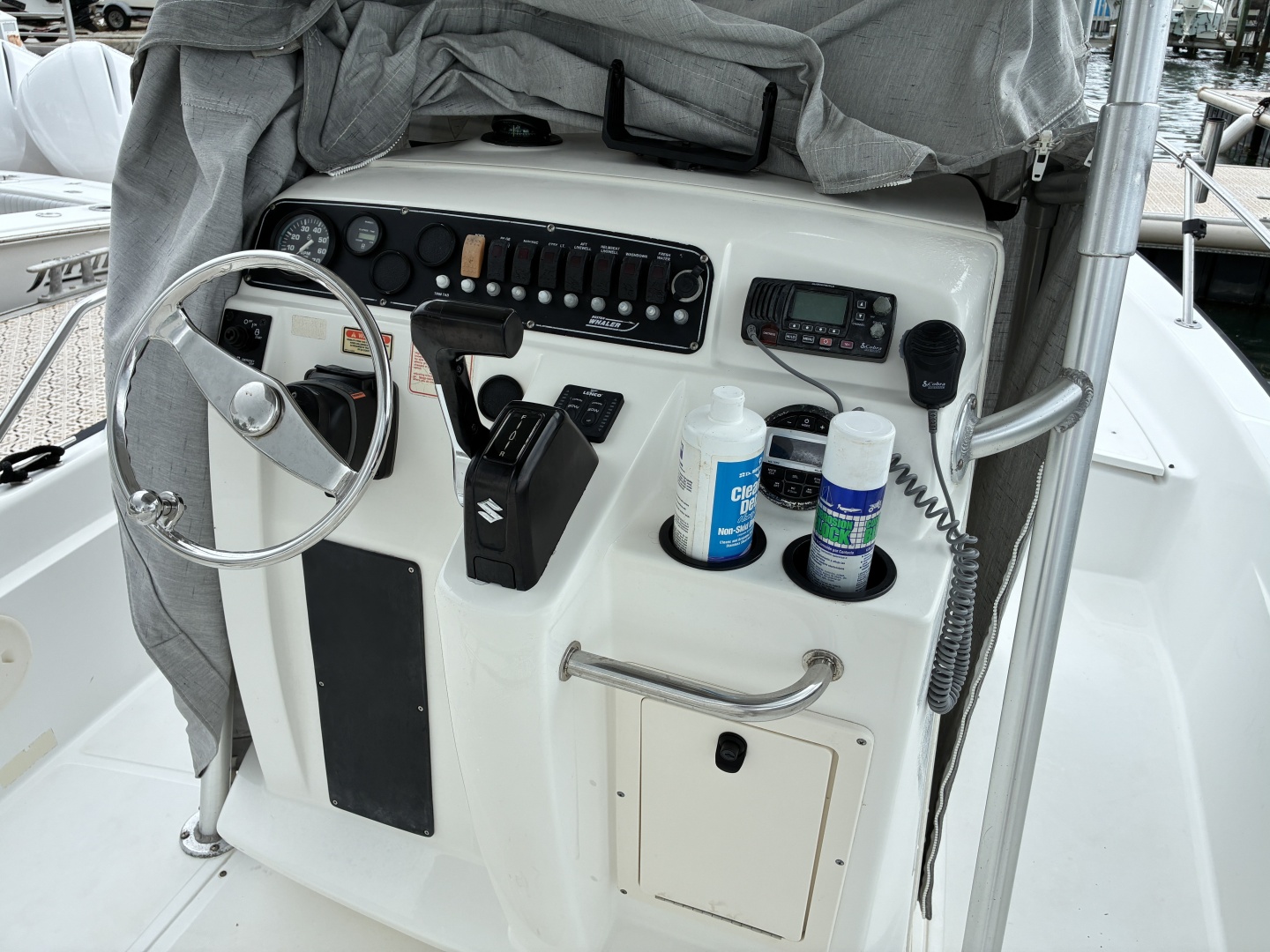 Boston Whaler 220 Dauntless — photo 3