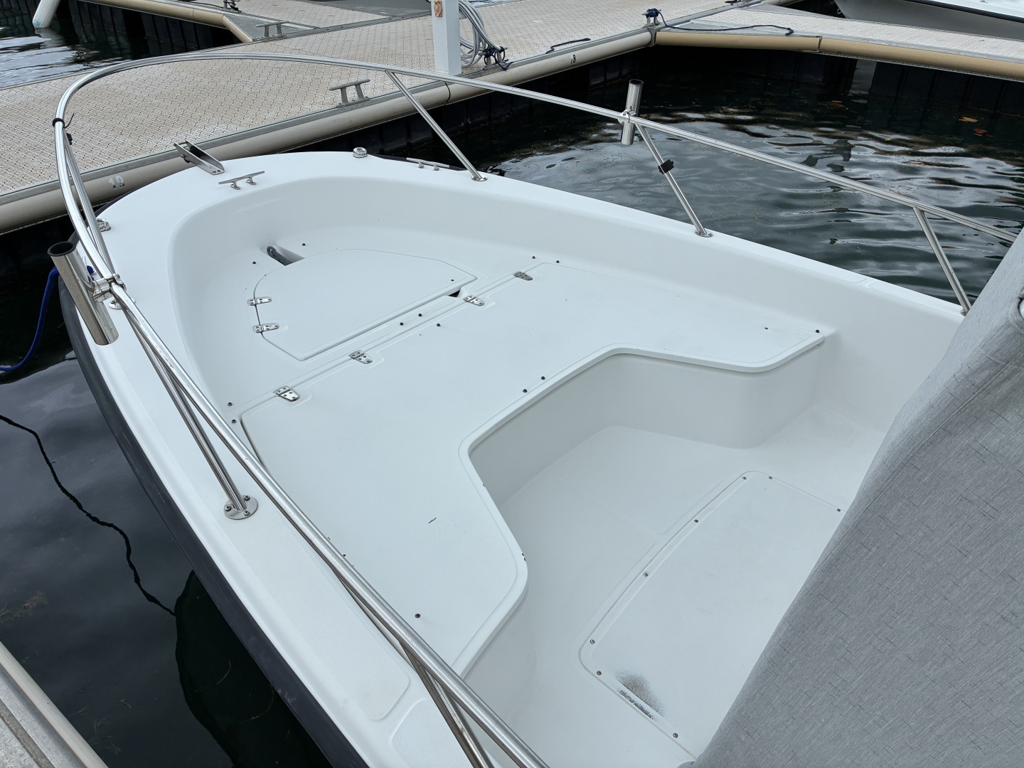 2004 Boston Whaler 220 Dauntless