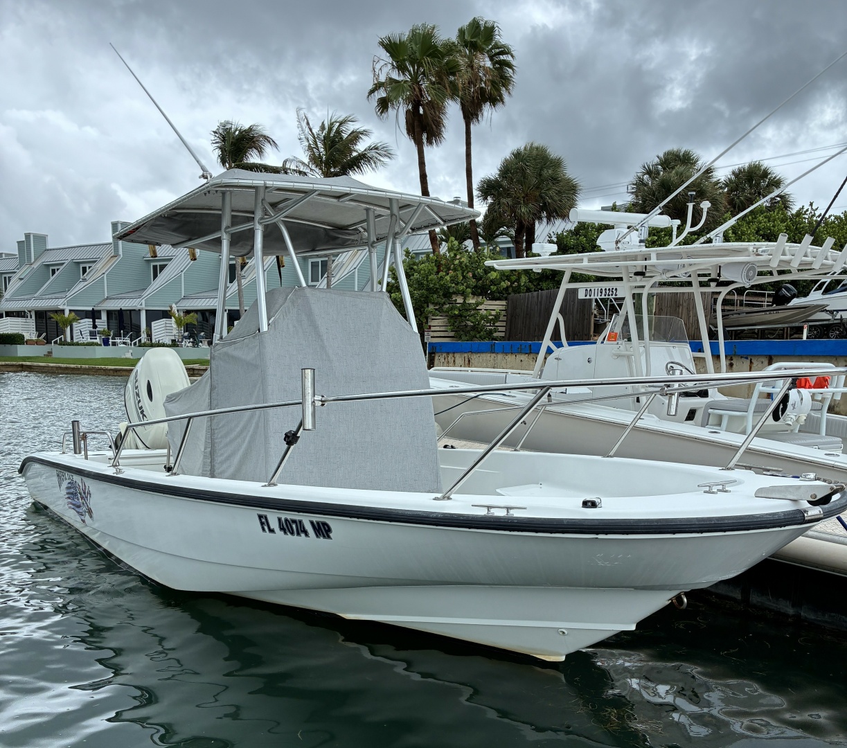 2004 Boston Whaler 220 Dauntless