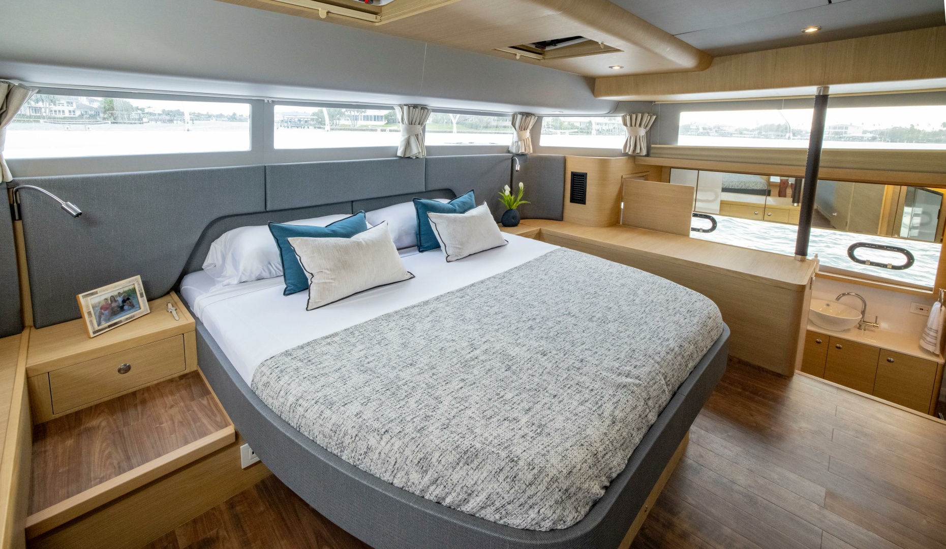2025 Aquila 54 Yacht