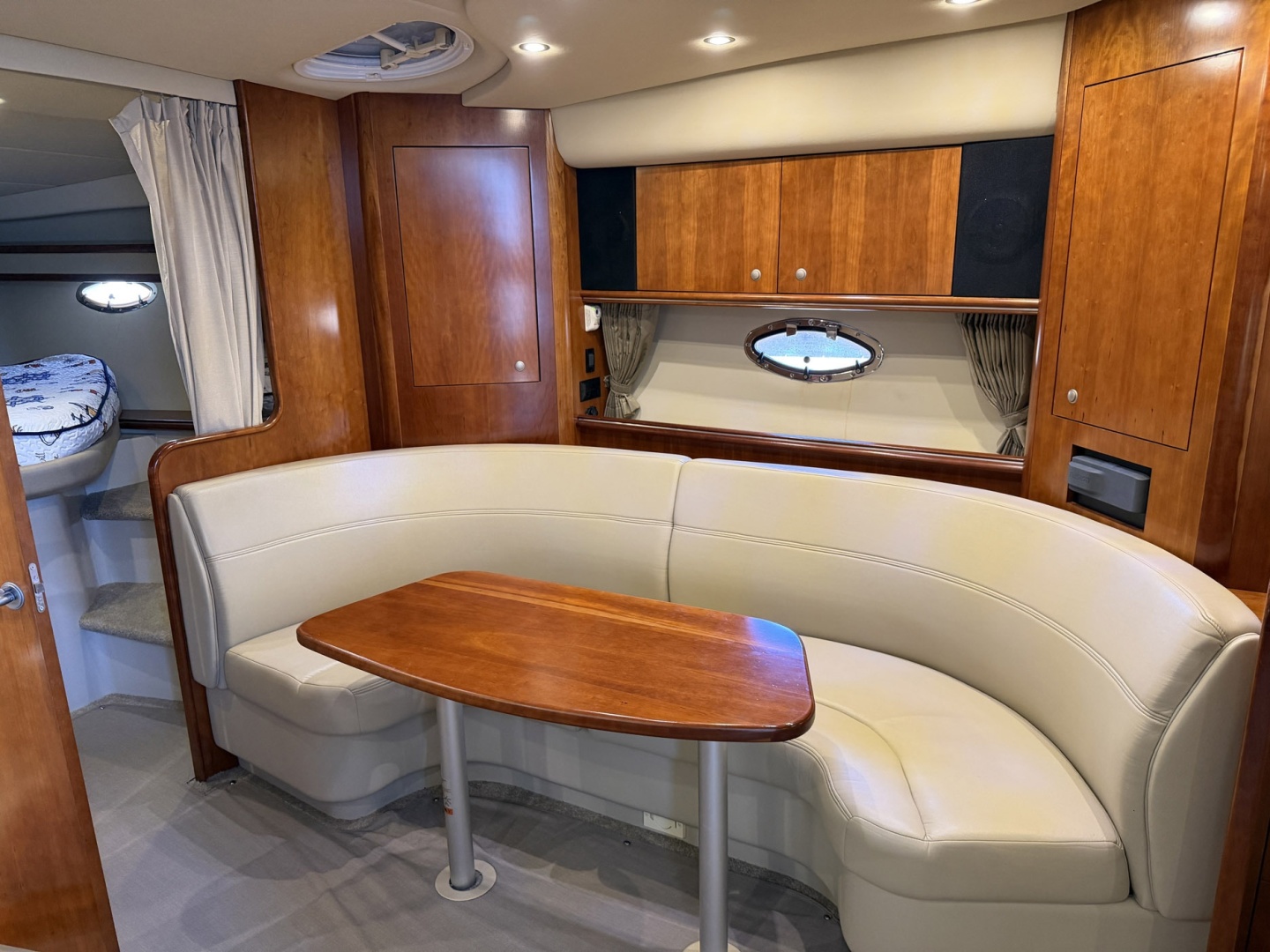 2007 Cruisers Yachts 370 Express