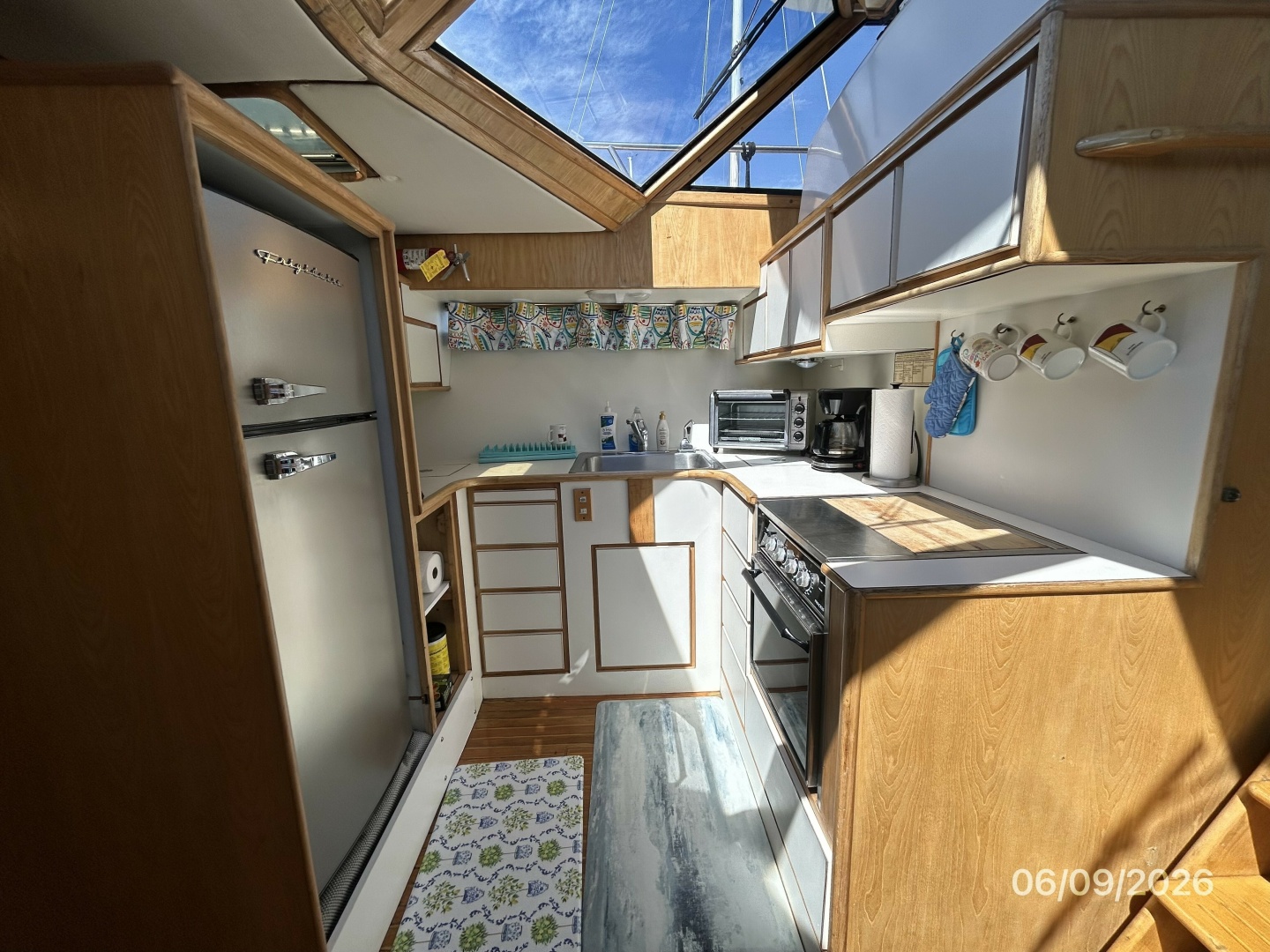 44' High Tech galley3