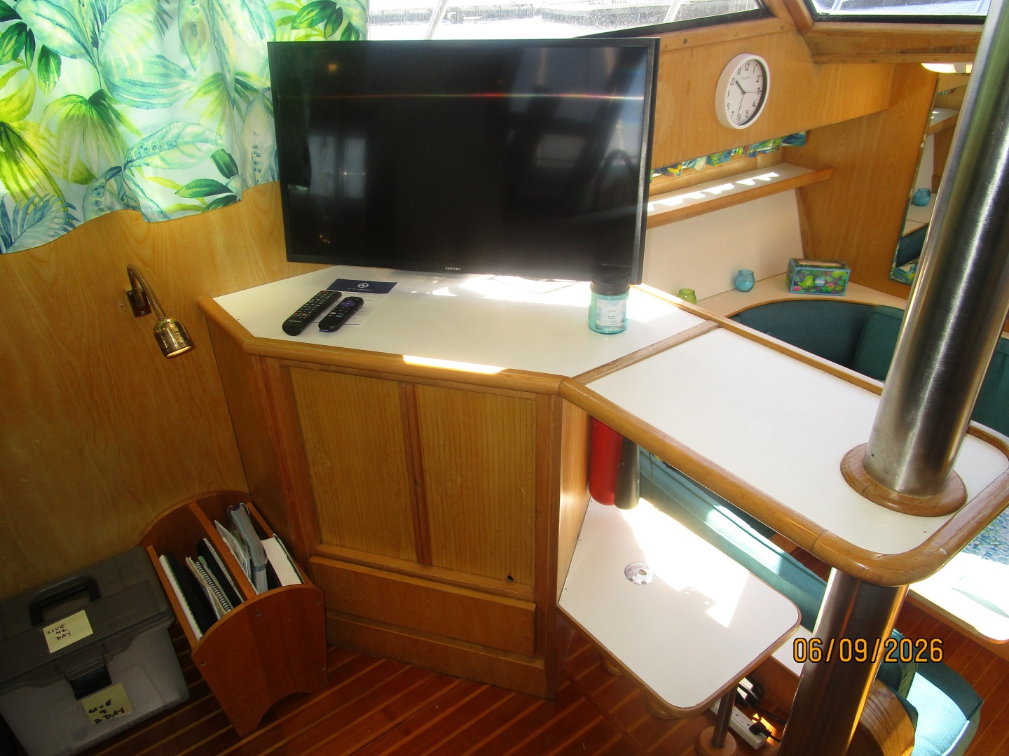 44' High Tech salon port forward