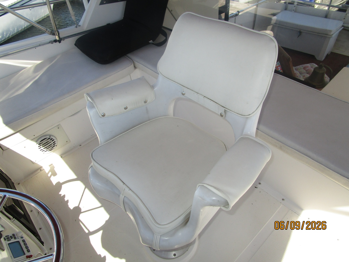 44' High Tech flybridge helmseat