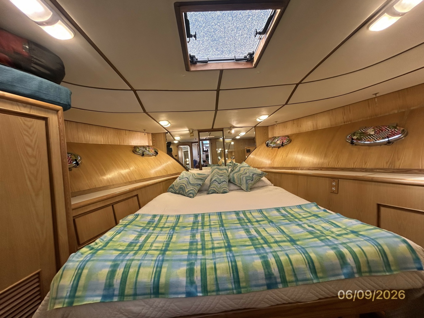 44' High Tech guest stateroom