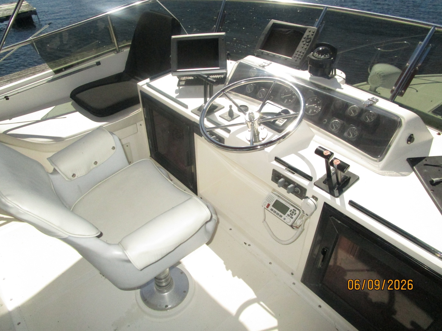 44' High Tech flybridge helm1