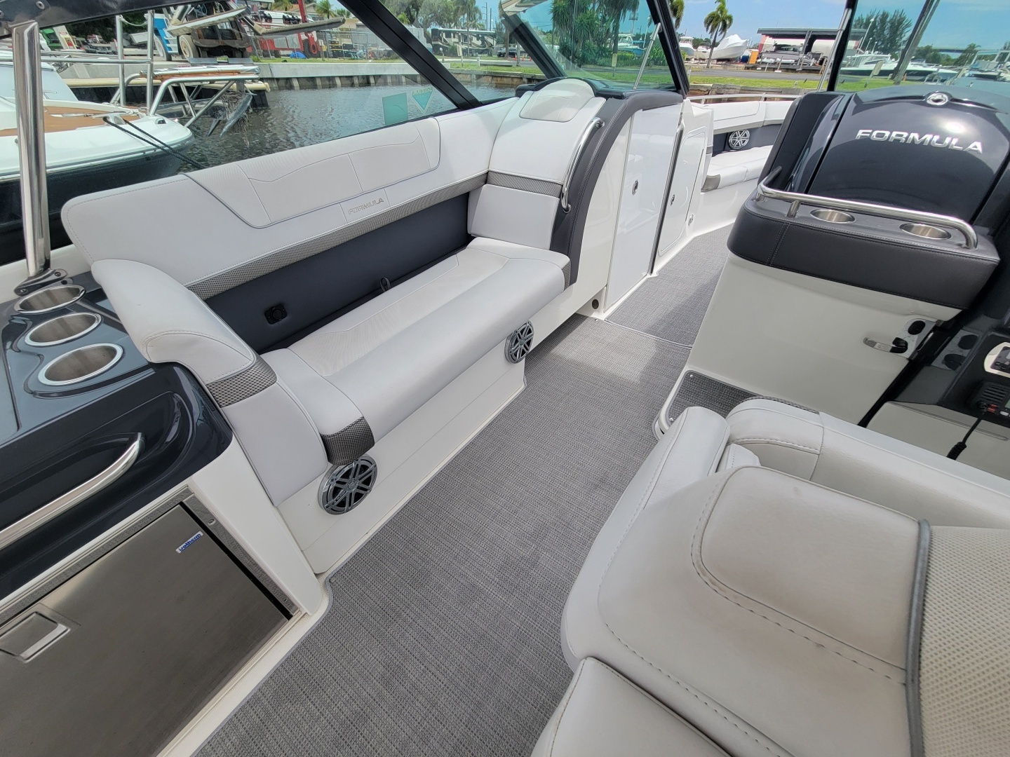 Formula 350 Crossover Bowrider Yacht For Sale