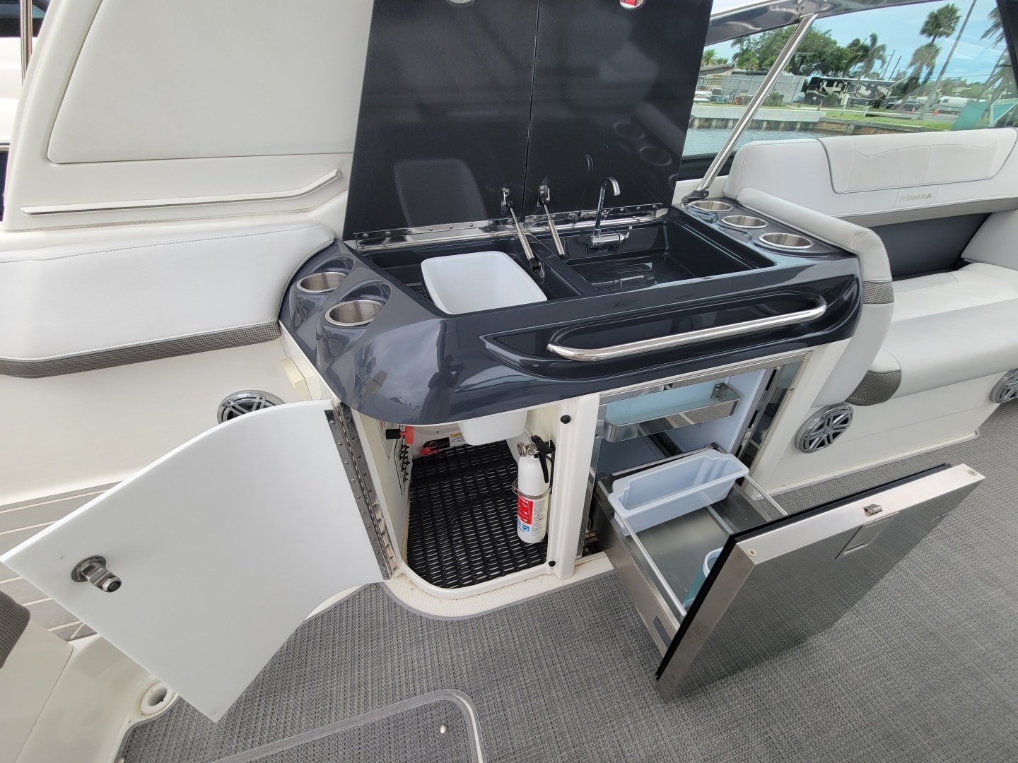 Formula 350 Crossover Bowrider Yacht For Sale
